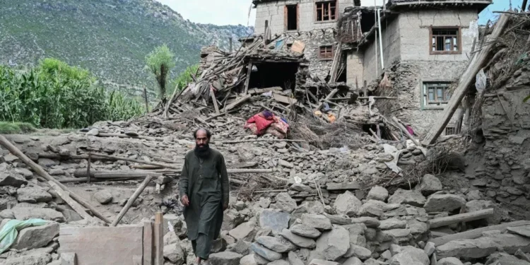 Más de 800 muertos y 2.700 heridos en un seísmo de magnitud 6 en Afganistán