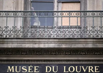 El museo del Louvre permanece cerrado tras espectacular saco; se reavivaron críticas sobre falta de seguridad