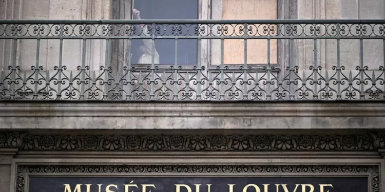 El museo del Louvre permanece cerrado tras espectacular saco; se reavivaron críticas sobre falta de seguridad