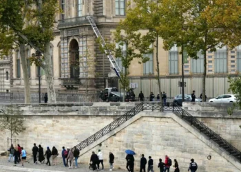 Con motosierras y un ascensor, delincuentes robaron joyas “de valor inestimable” en el museo del Louvre