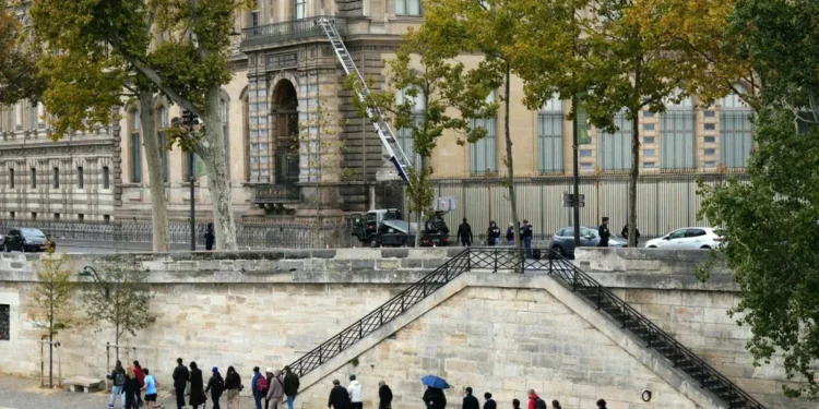 Con motosierras y un ascensor, delincuentes robaron joyas “de valor inestimable” en el museo del Louvre