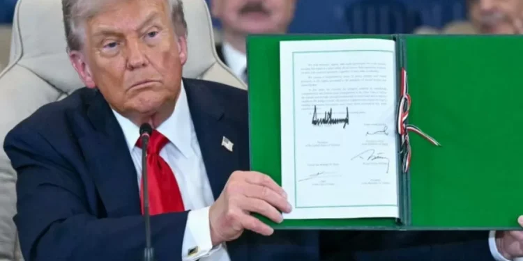 Firman acuerdo de fin de la guerra en la Franja de lazada, tras dos años de conflicto