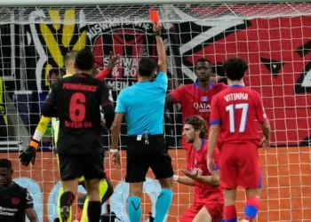 Gil Manzano, protagonista en Europa: ¡dos rojas y dos penaltis en 15 minutos!