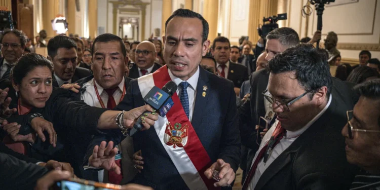 Perú tiene presidente interino, tras fulminante destitución de Dina Boluarte