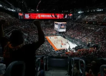 El Roig Arena se estrena en modo baloncesto con fiesta y 14.606 espectadores