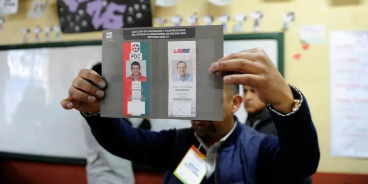 Bolivia cerró votaciones de balotaje para elegir a su próximo presidente