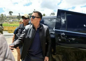 Presidente de Ecuador sale ileso tras choque a balazos a su caravana; denuncian “tentativa de asesinato”