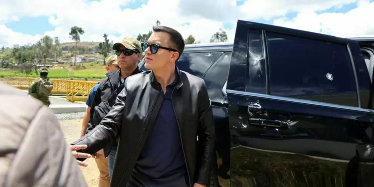 Presidente de Ecuador sale ileso tras choque a balazos a su caravana; denuncian “tentativa de asesinato”