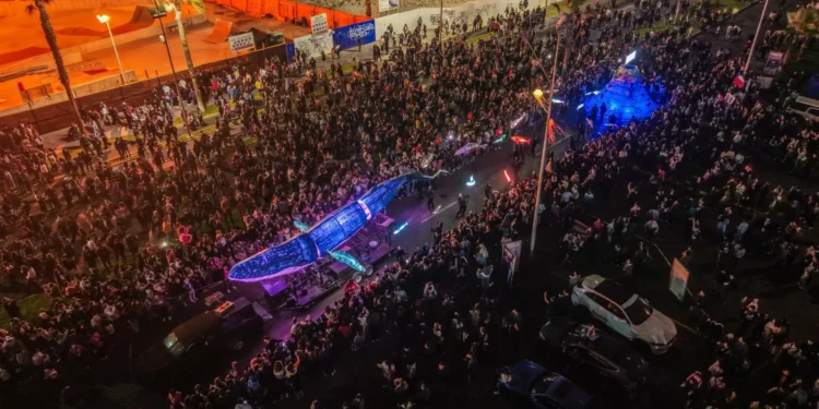 FINTDAZ / Más de 10 mil personas asistieron al Pasacalle “Océano: Los peces inundan la aldea” en Iquique