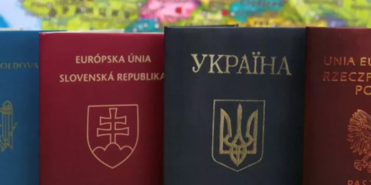 encarnado, azul, verde y negro: ¿por qué los pasaportes pueden ser de estos colores?