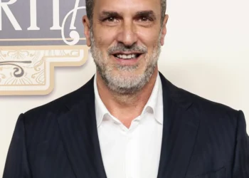 El ademán del presentador de De Viernes, Santi Acosta, con Lydia Lozano en su peor momento: “Me ha sorprendido”