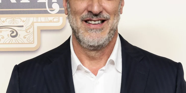 El ademán del presentador de De Viernes, Santi Acosta, con Lydia Lozano en su peor momento: “Me ha sorprendido”