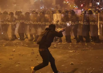 Un muerto y 100 heridos deja execración masiva por instalación de nuevo gobierno en Perú