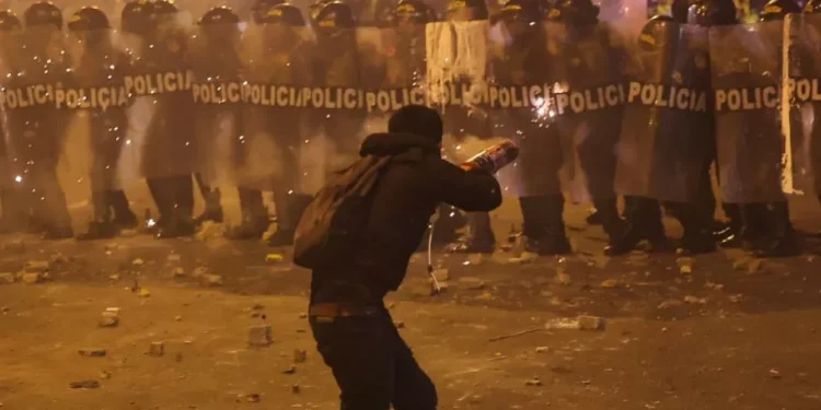 Un muerto y 100 heridos deja execración masiva por instalación de nuevo gobierno en Perú