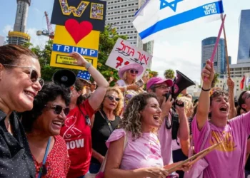 “We love Trump”, y “regresan a casa”, celebran israelíes en Tel Aviv tras segundo años en vilo por los rehenes en Gaza