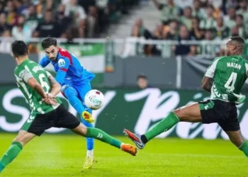 Dos zarpazos del Atlético en la primera medio frenan al Betis en la carrera por los puestos Champions (0-2)