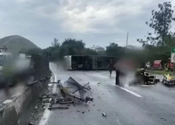 Derrapó y volcó: choque de ómnibus con hinchas del Flamengo deja al menos 16 heridos en Brasil
