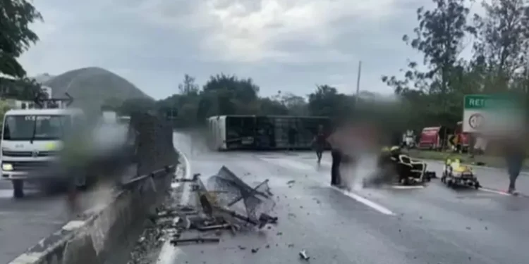 Derrapó y volcó: choque de ómnibus con hinchas del Flamengo deja al menos 16 heridos en Brasil