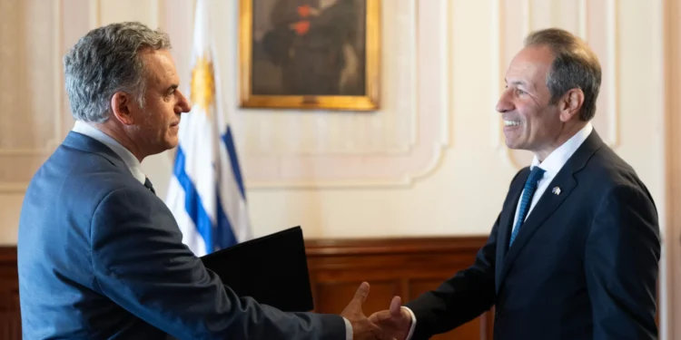 El heleno Petros Mavromichalis asume como nuevo embajador de la Unión Europea en Uruguay