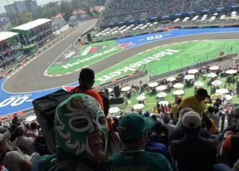 ¡ tosco ! Russell se infiltra en las gradas durante los Libres 1 en México