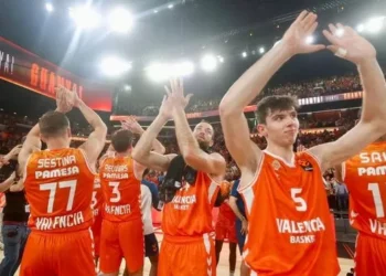 De Larrea bautiza el Roig Arena con otro partidazo en modo MVP