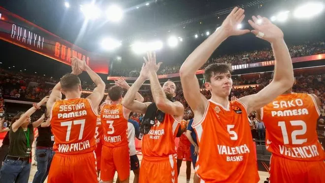 De Larrea bautiza el Roig Arena con otro partidazo en modo MVP