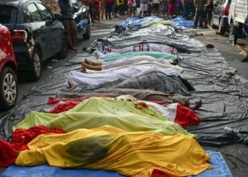 Vecinos recuperan y exhiben decenas de cuerpos tras mega operación de la Policía general en Rio de Janeiro