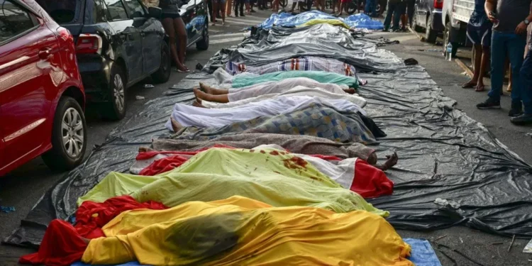 Vecinos recuperan y exhiben decenas de cuerpos tras mega operación de la Policía general en Rio de Janeiro