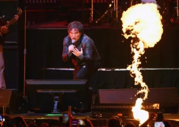 Cantando rock argentino y en medio de una crisis política, Javier Milei presentó su álbum