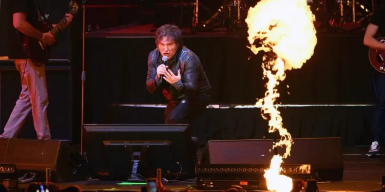 Cantando rock argentino y en medio de una crisis política, Javier Milei presentó su álbum