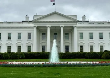 Gobierno de Estados Unidos cierra parcialmente sus puertas y la vivienda Blanca amenaza con despidos