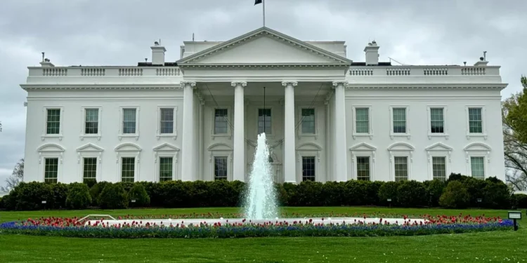 Gobierno de Estados Unidos cierra parcialmente sus puertas y la vivienda Blanca amenaza con despidos