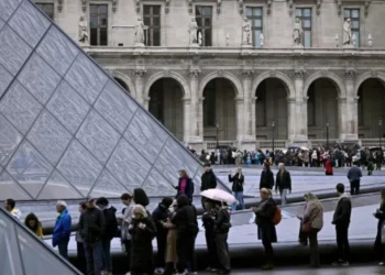 Tras millonario robo de joyas, el museo del Louvre reabre sus puertas