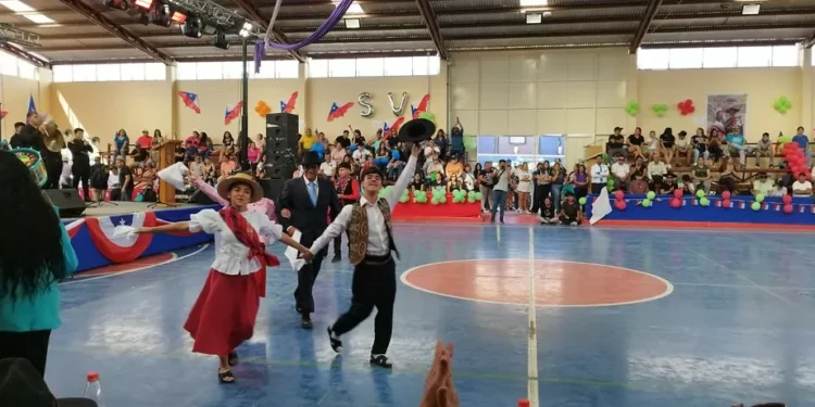 Estudiantes de Tarapacá participaron en certamen regional de Cueca Nortina y Central