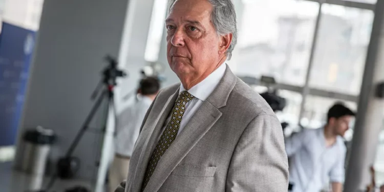 Exministro Fernando Mattos en la radio final por la dirección del IICA