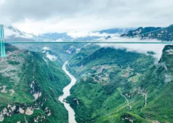China inaugura el puente más aflautado del mundo: conductores ahorran 2 horas de camino