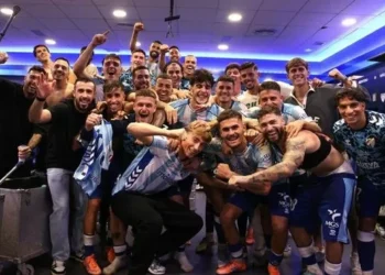 Dean Huijsen, uno más en la baile del vestuario del Málaga CF