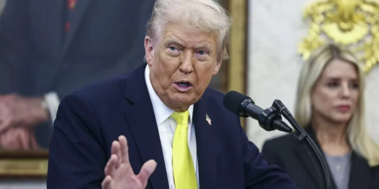 Trump está “considerando” realizar ataques al narcotráfico en territorio venezolano