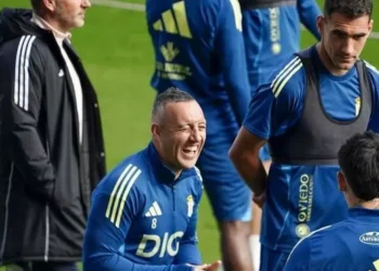 El Oviedo de Cazorla desafía a Simeone: triunfadorí llegan los azules y este es el posible once de Carrión