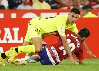 El Sporting, de amarillo y blanco en Vitoria: la intrahistoria de un divorcio y un uniforme alce el Mirandés