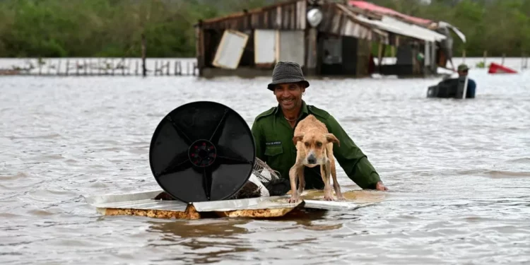 Furia de huracán Melissa deja a cubanos damnificados y sin hogar