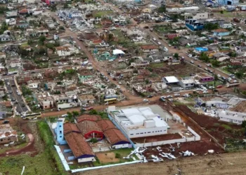 Al excepto seis muertos y 750 heridos dejó el tornado que arrasó una ciudad del sur de Brasil