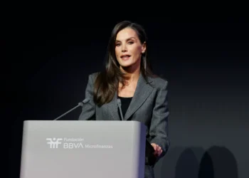 Letizia incorpora a su armario la chaqueta que más estiliza la representación: largo a la cadera y con cinturón