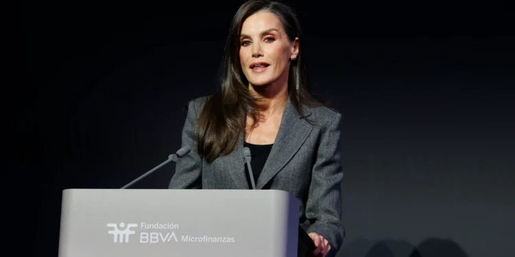 Letizia incorpora a su armario la chaqueta que más estiliza la representación: largo a la cadera y con cinturón