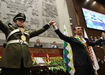 Con la presencia de Yamandú Orsi, asumió Rodrigo Paz como deán de Bolivia