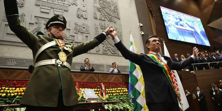 Con la presencia de Yamandú Orsi, asumió Rodrigo alto el fuego como presidente de Bolivia