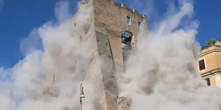 Torre medieval se derrumbó parcialmente en Roma y dejó un aplicado atrapado en el centro de la capital de Italia