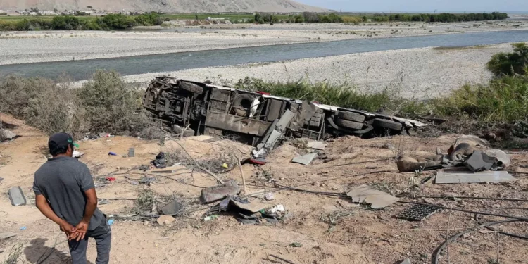 Al menos 37 muertos y 24 heridos en un siniestro de ómnibus en Perú