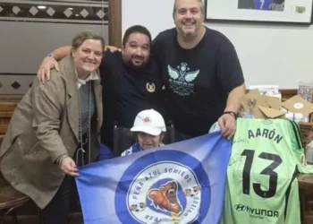 Las peñas azules colocan “ladrillos de guía” por Javi: el bonito gesto del oviedismo con su “ángel”