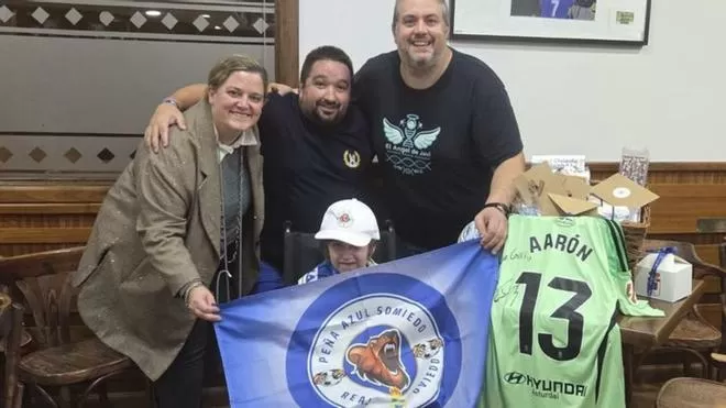 Las peñas azules colocan “ladrillos de guía” por Javi: el bonito gesto del oviedismo con su “ángel”